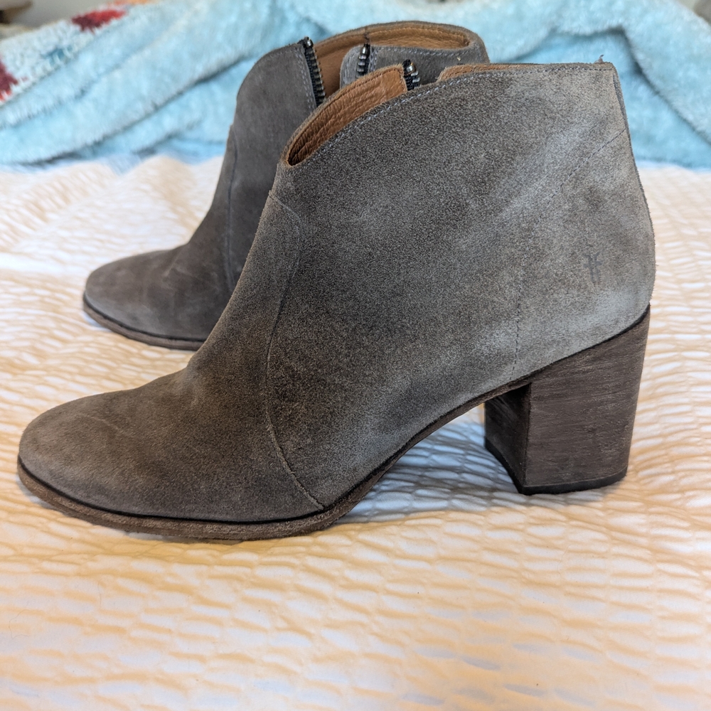 Frye Nora Zip Ankle Booties - Elephant Greige Suede - size 8.5